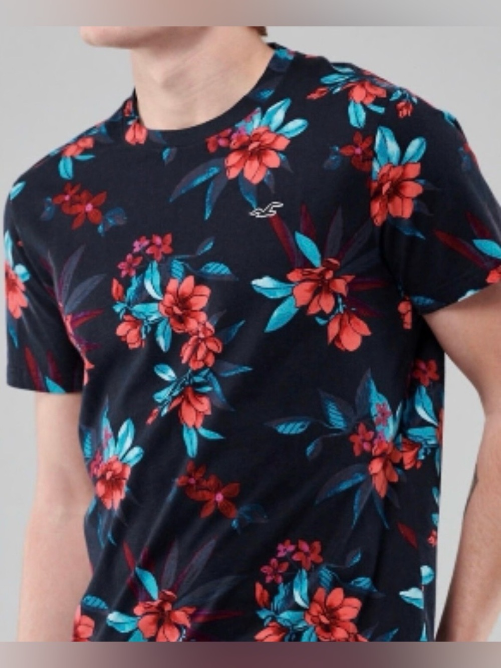 Hollister Men’s Floral Graphic T-Shirt – Black Tropical Flower Print Crewneck